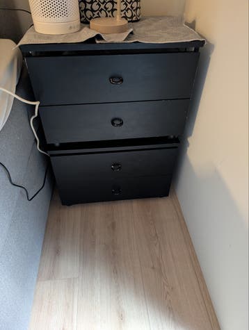 Zwart nachtkastjesmet twee laden