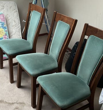 Gratis kasten,stoelen en tafeltjes.