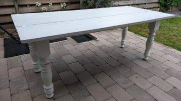 Robuuste witte houten eettafel met gedraaide poten