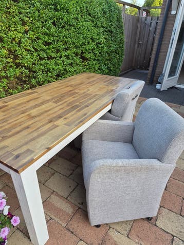 Grote en kleine houten tafel - set met 2 stoelen