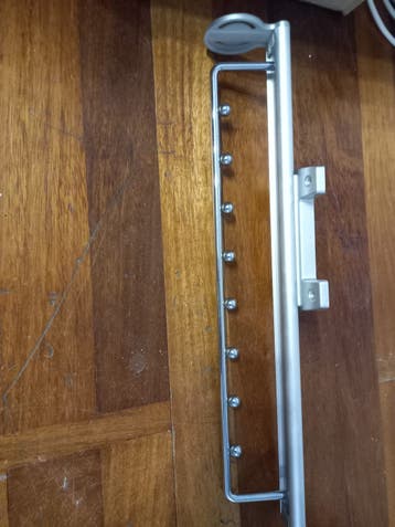 Uitschuifbare wandkapstok met 8 haken