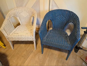 Twee rieten stoelen - wit en blauw