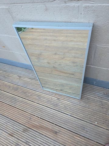 gratis!! Spiegel met metalen rand gratis!!