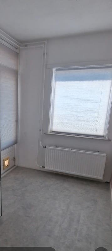 GRATIS 30m2 grijs laminaat, inclusief 2 industriële lampen.
