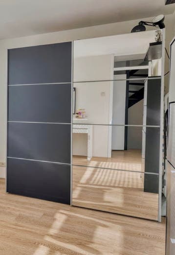 Kleding kast met spiegel