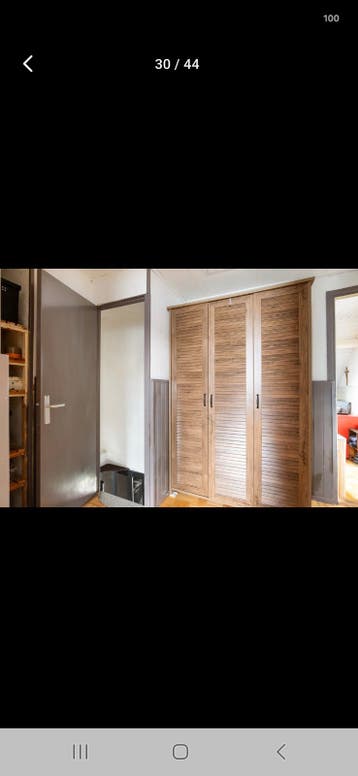 Houten kledingkast met louvredeuren