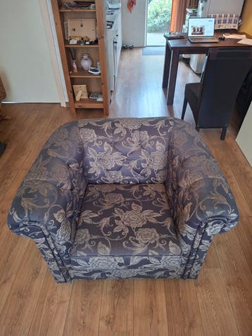 Comfortabele fauteuil met elegant bloemenpatroon