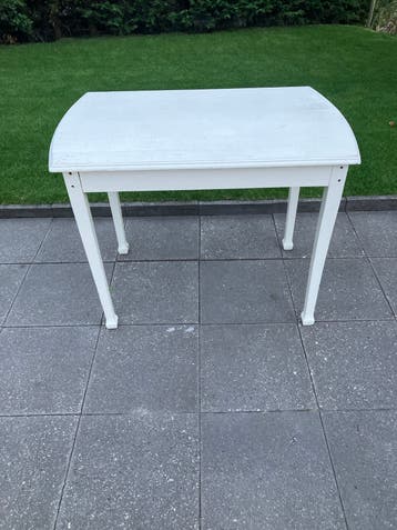 Witte houten tafel - ideaal voor kleine ruimtes