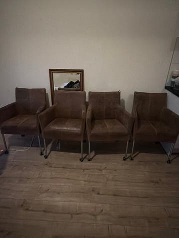 GRATIS! Set van 4 bruine eetkamerstoelen met wieltjes