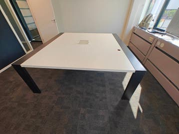 Grote vergadertafel 2 bij 2 meter (gratis)