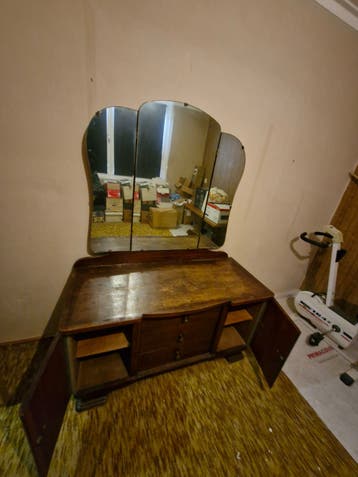 Een eiken kaptafel met grote spiegel