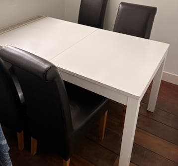 Witte tafel met 4 stoelen gratis af te halen