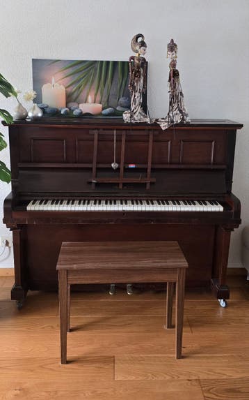 Bruine piano met krukje