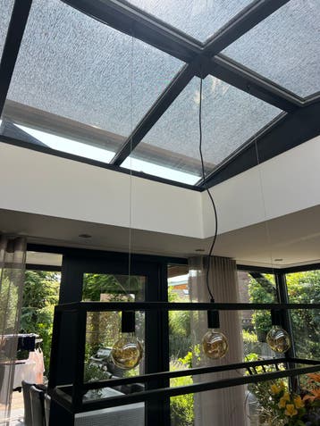 Zwarte Rechtk Hanglamp met 3 Lichtpunten en 2 barkrukken