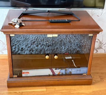 Gratis af te halen een houten tv-kastje met glazen deurtjes