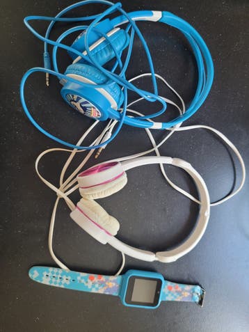 2 werkende koptelefoons en een Sonic horloge (gratis)