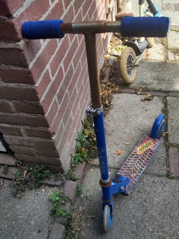 Gebruikte blauwe step voor kinderen, gratis