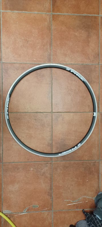 Gebruikte fietsvelg - Zwart/Zilver 28inch giant pr-2