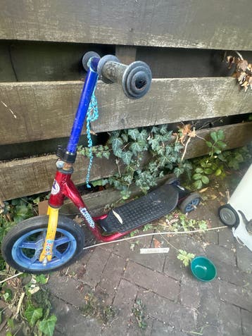 Gebruikte kinderstep - Rood met blauwe accenten