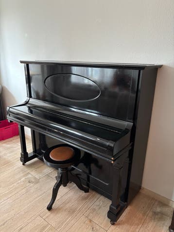 Zwarte piano inclusief bijbehorende kruk (gratis)