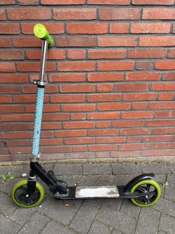 Stevige step met groene accenten - Gebruikt
