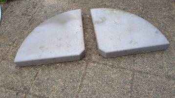 gratis 2 parasolvoet tegels van beton