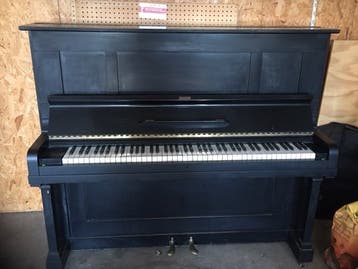 Zwarte piano, moet gestemd worden