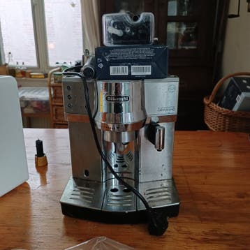 DeLonghi Koffiemachine met onderhoudskit OPKNAPPERTJE
