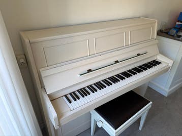 Gebruikte piano, crème wit, inclusief krukje