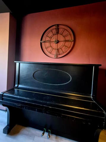Zwarte piano met kruk, niet vals