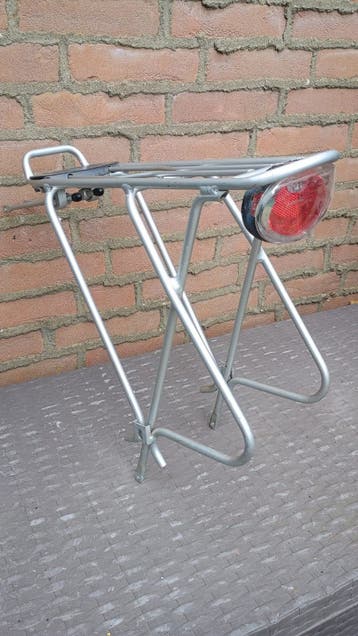 gratis zilverkleurige fietsendrager met achterlicht
