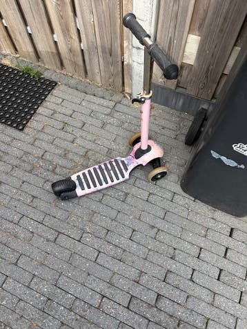 Leuke roze kinderstep met twee voorwielen