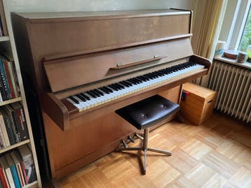 Bruine piano met pianokruk