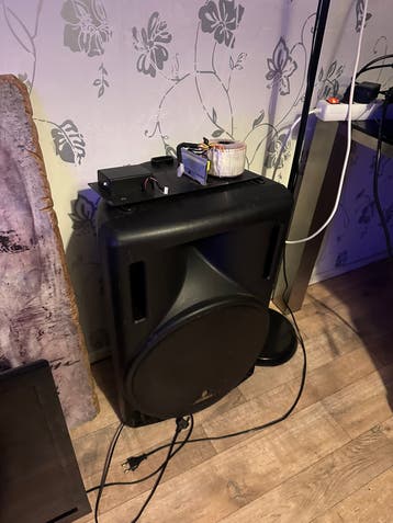Gezocht: Handige reparateur voor Behringer B215A speaker