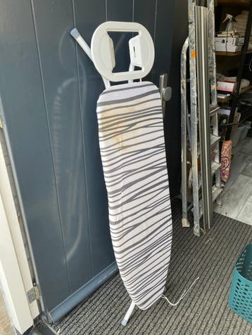 Eenvoudige strijkplank - Compact en functioneel