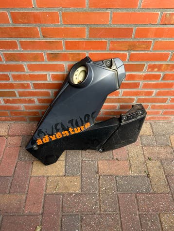 Gratis KTM Adventure 990 rechter brandstoftank (gratis)