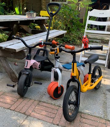 Witte loopfiets, driewieler mt duwstok (gele fiets is al weg