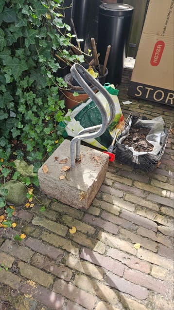 Fietsenrek met betonnen voet