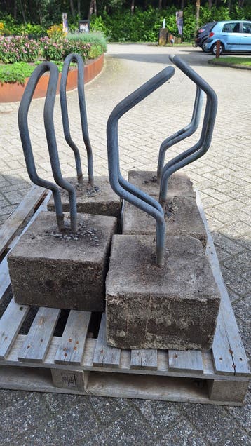 1x fietsenrek met betonvoet