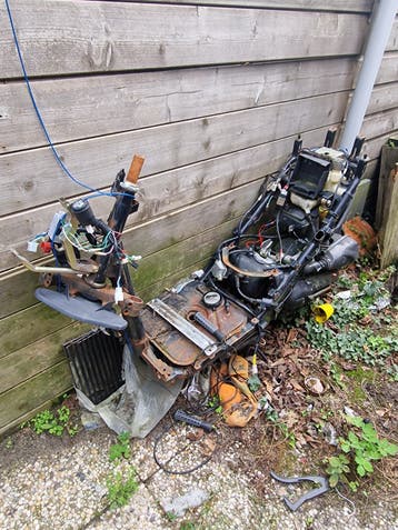 Oud scooterframe met motorblok - voor onderdelen