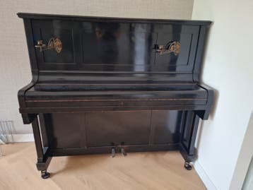 Uebel & Lechleiter piano met messing kandelaars (ca. 1925)