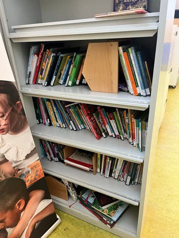 Metalen boekenkast met schuifdeuren