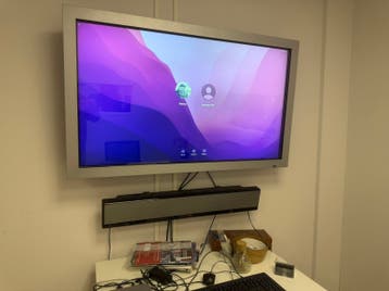 Digibord oud model met soundbar. Werkt