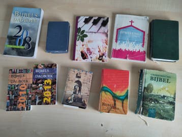 Diverse bijbels, dagboeken en liedbundels