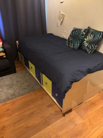 1 persoonsbed hout met kastjes eronder