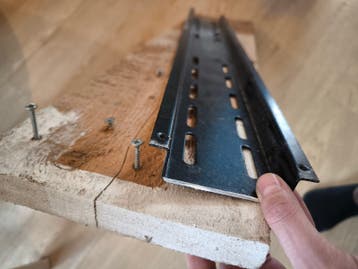Beugel op TV aan de muur te hangen