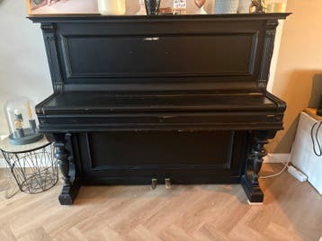 Neumeyer piano, 3 kapotte snaren, ivoren toetsen