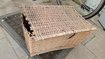 Gratis gebruikte rieten fietsmand