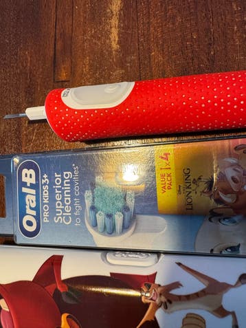 Oral B elektrische tandenborstel + oplader + 4 opzetborstels