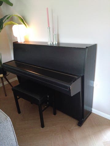 August Förster piano met verstelbare kruk